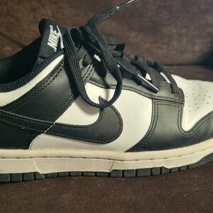 Nike Women's  Black and White Sneakers